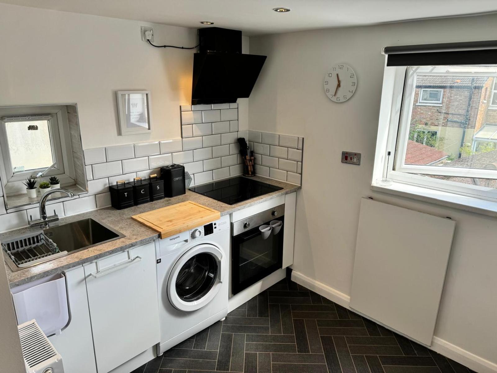 - Breakfast Free In Private House, Alross Group * Norwood