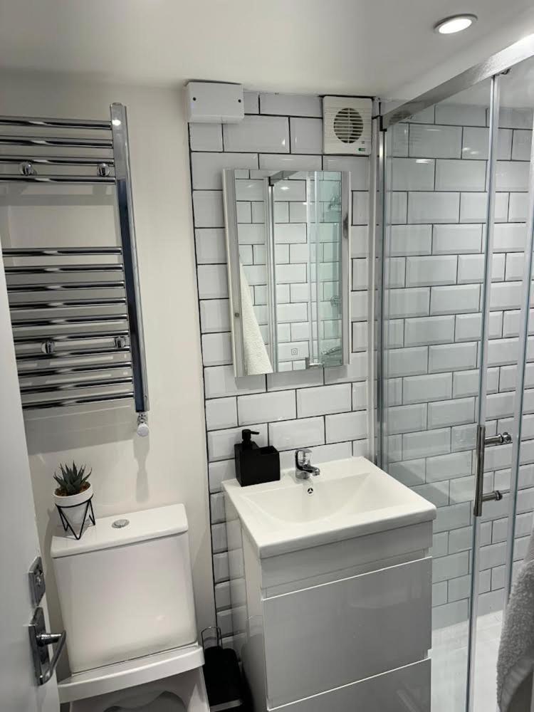 - Breakfast Free In Private House, Alross Group * Norwood